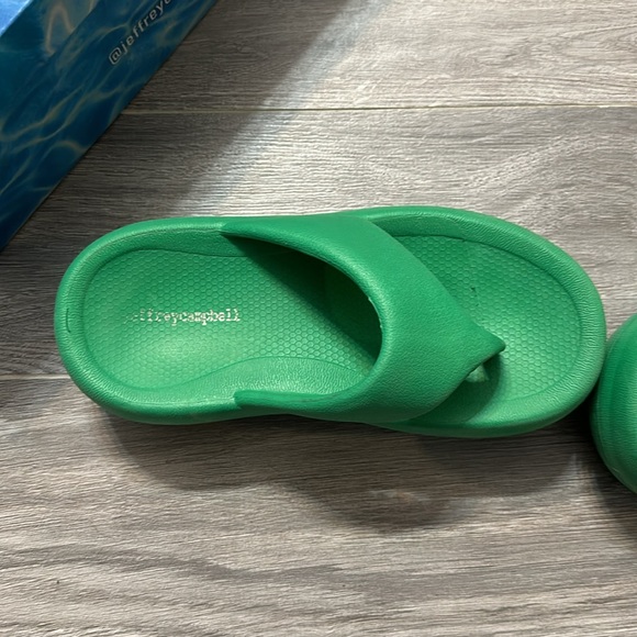 Jeffrey CampbellWomen's Green Chillaxin Platform Thong
Sandal 6 preowned - Picture 13 of 14